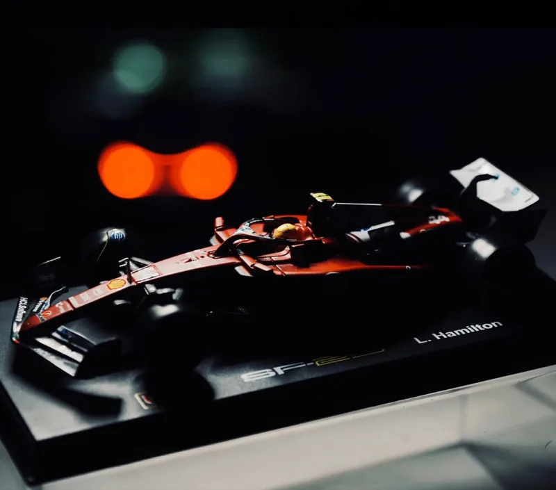 Body decal and surface detail close‑up for Bburago SF25 racing replica